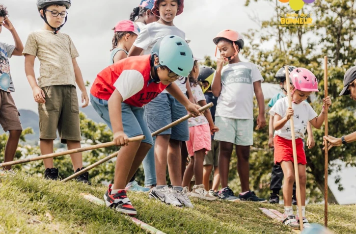 activité ski sur herbe pour les marmailles 