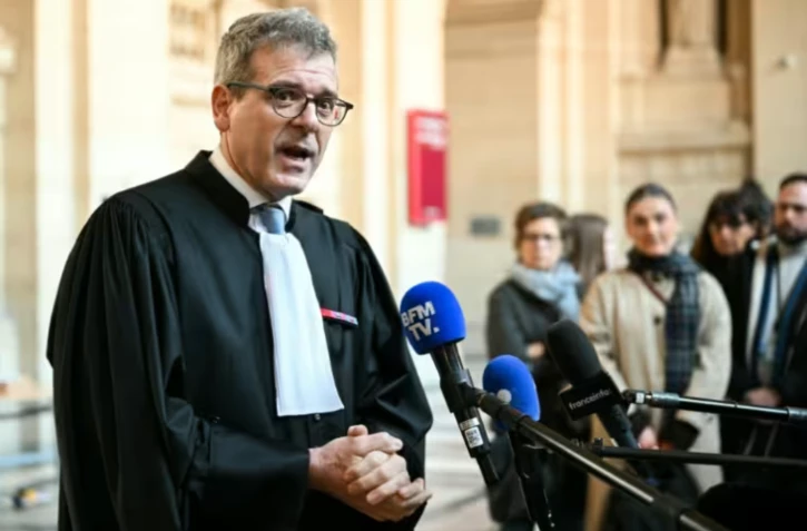 Thibault de Montbrial, avocat d'une des soeurs de Samuel Paty, devant la presse le 26 janvier 2026 au tribunal de Paris avant l'ouverture du procès en appel de quatre personnes pour leur rôle dans l'assassinat de l'enseignant ( AFP / Bertrand GUAY )