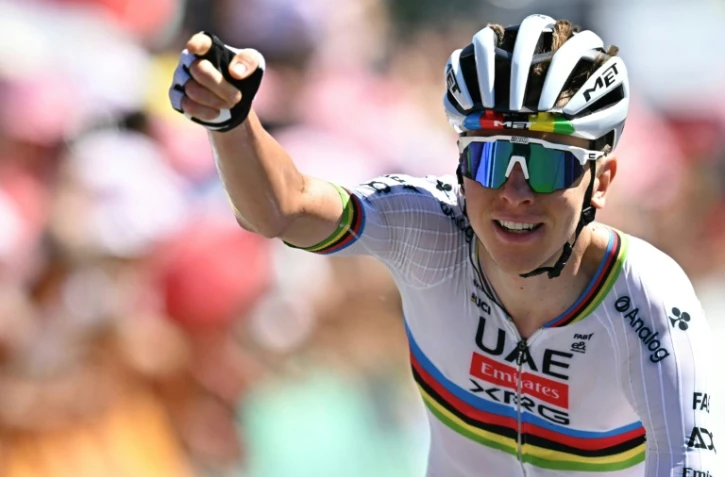 Tadej Pogacar s'impose à nouveau dans le Tour de France, à l'issue de la 7e étape, à Mûr-de-Bretagne, le 11 juillet 2025