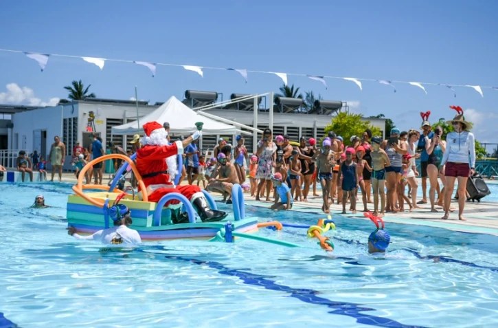 Le Port : le père Noël fait une escale à la piscine