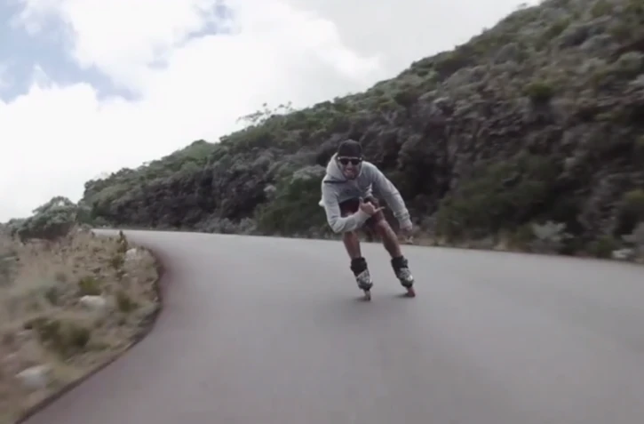 Samuel Dijoux descend la route du volcan en roller