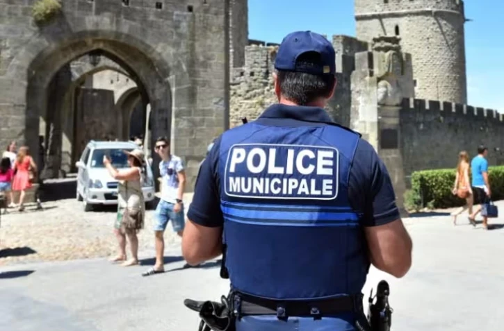 Un policier municipal devant la cité de Carcassonne, le 2 août 2016