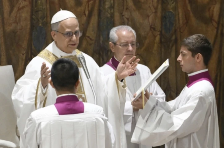Cette photo prise et distribuée le 9 mai 2025 par les médias du Vatican montre le pape Léon XIV lors d'une messe avec les cardinaux dans la chapelle Sixtine au Vatican. ( VATICAN MEDIA / Handout )