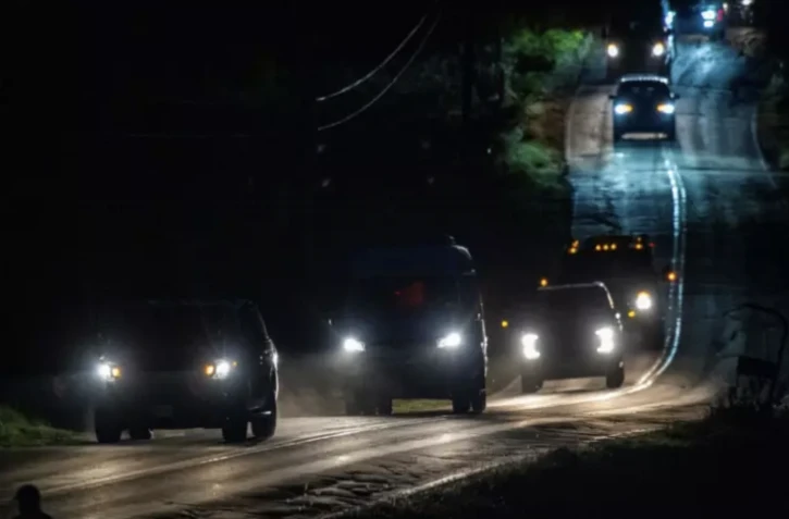Un convoi des forces de l'ordre près des maisons du père et du frère de Robert Card, à Bowdoin dans le Maine, le 26 octobre 2023 ( AFP / Joseph Prezioso )