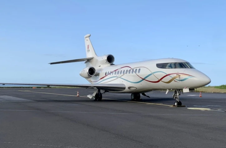 un falcon asiatique s'est posé à l'aéroport de saint-denis