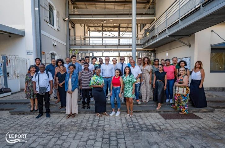 Les apprentis travaillant à la municipalité rencontrent le maire