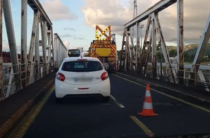route, accident, carambolage, pont rivière des galets, bouchon