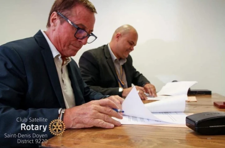 Signature de partenariat rotary club pour fauteulls roulants enfants Madagascar