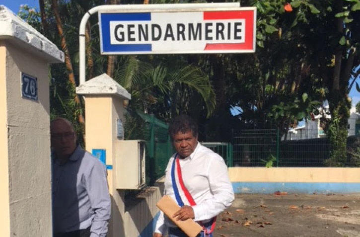 "Bande de singe" : Jean-Hugues Ratenon porte plainte