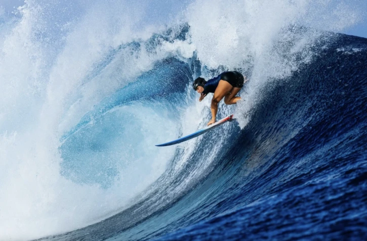 Johanne Defay samedi dernier sur la vague de Cloudbreak où elle s'était imposée en 2016 (© Matt Dunbar / WSL)