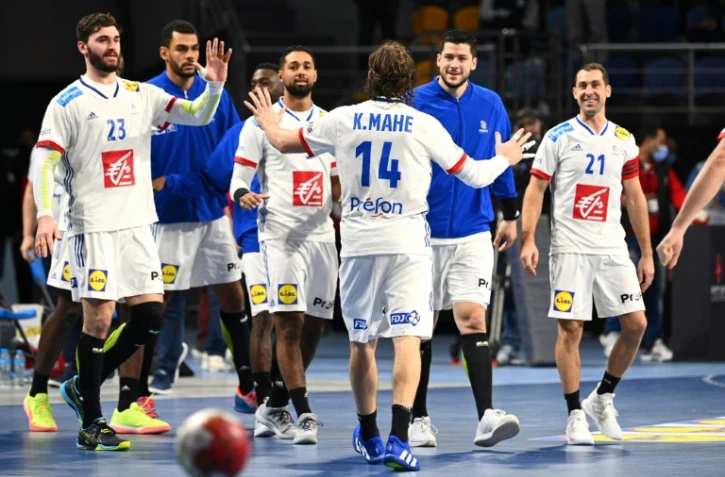 Les "Experts" heureux de leur victoire sur la Norvège pour leur entrée dans le Mondial de handball en banlieue du Caire, le 14 janvier 2021