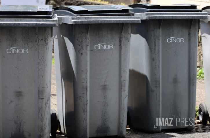 poubelles grises