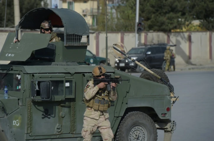 Des membres des forces de sécurité afghanes arrivent sur les lieux d'un attentat, le 7 octobre 2017 à Kaboul