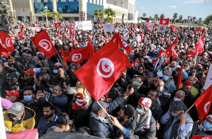 Des milliers de manifestants à Tunis dénonçant la décision du président Kais Saied de remplacer un organe judiciaire clé par un autre organe temporaire, le 13 février 2022