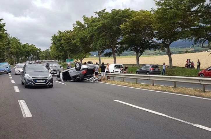 Un accident se produisait ce dimanche après-midi 10 décembre 2017 peu après 13 heures sur la quatre voies dans le sens descendant Tampon/Saint-Pierre