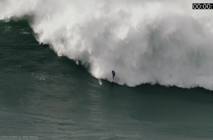 Emporté par une série de vagues gigantesques, un surfeur s'en sort de justesse