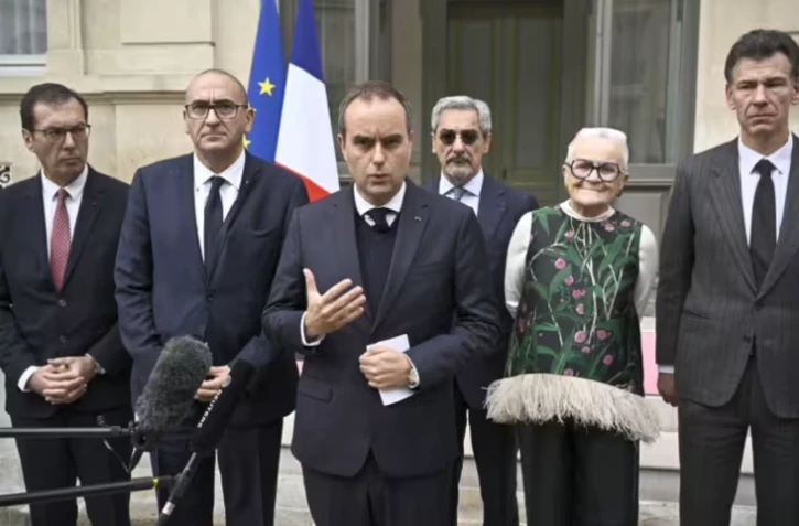 Le Premier ministre Sebastien Lecornu et plusieurs de ses ministres à Paris le 19 octobre 2026 ( POOL / JULIEN DE ROSA )