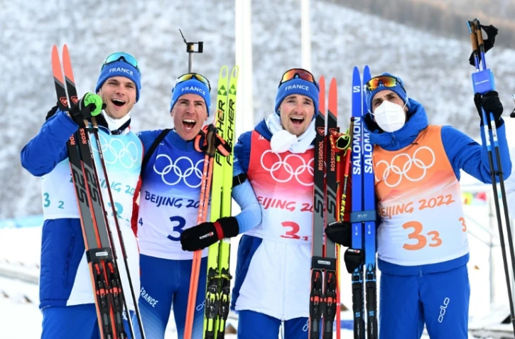 Les Français Emilien Jacquelin, Quentin Fillon Maillet, Fabien Claude et Simon Desthieux à la fin du relais de biathlon des Jeux olympiques de Pékin, le 15 février 2022