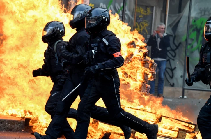 Des policiers la BRAV-M (Brigade de répressions des actions violentes motorisés), lors de la manifestation à Paris, le 23 mars. - ALAIN JOCARD / AFP
