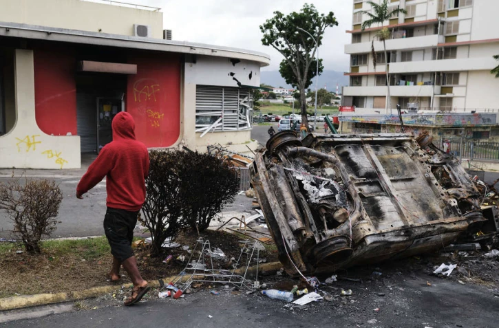 Le signe d’une (légère) accalmie. L’état d’urgence en Nouvelle-Calédonie, touchée par plusieurs journées d’émeutes, sera levé lundi à 20 heures (heure de Paris, mardi 5 heures à Nouméa), a annoncé ce dimanche 26 mai la présidence française.