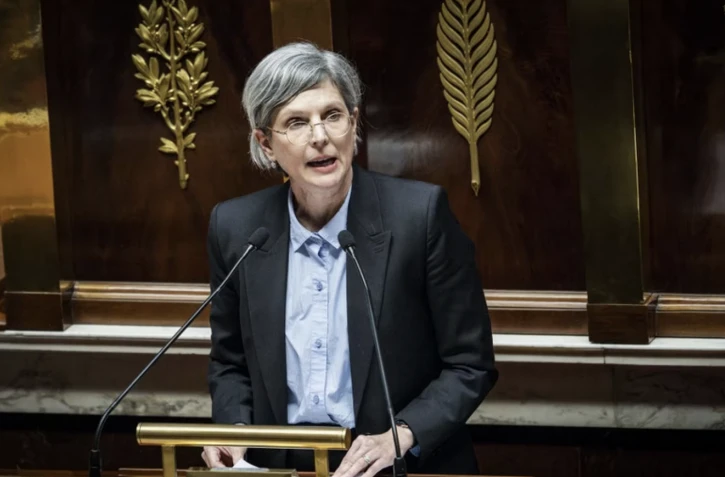 La députée écologiste Sandrine Rousseau à la tribune de l'Assemblée nationale, à Paris, le 28 octobre 2024. (XOSE BOUZAS / HANS LUCAS / AFP)