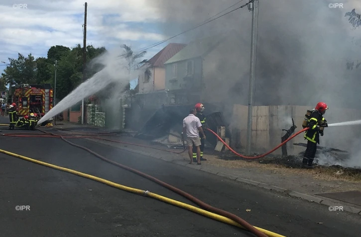Maison abandonnée en feu au Port 