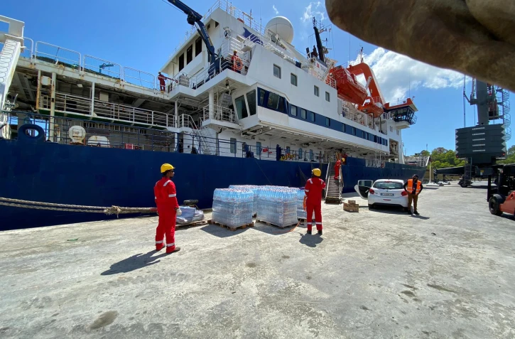 Crise de l’eau à Mayotte : arrivée au Port de Longoni du Marion Dufresne, transportant 500.000 litres d’eau embouteillée [?]