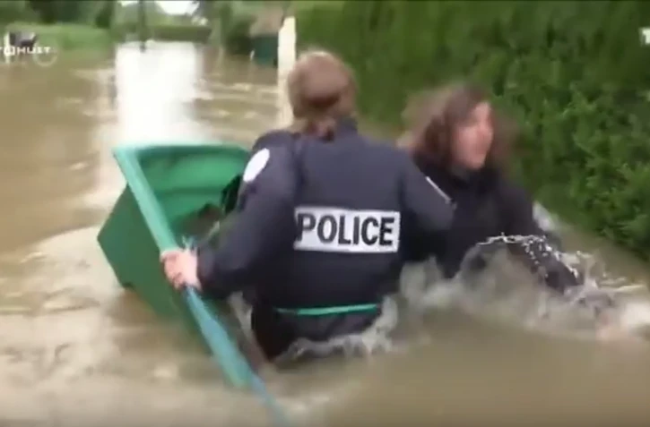 Trois policiers dans une barque
