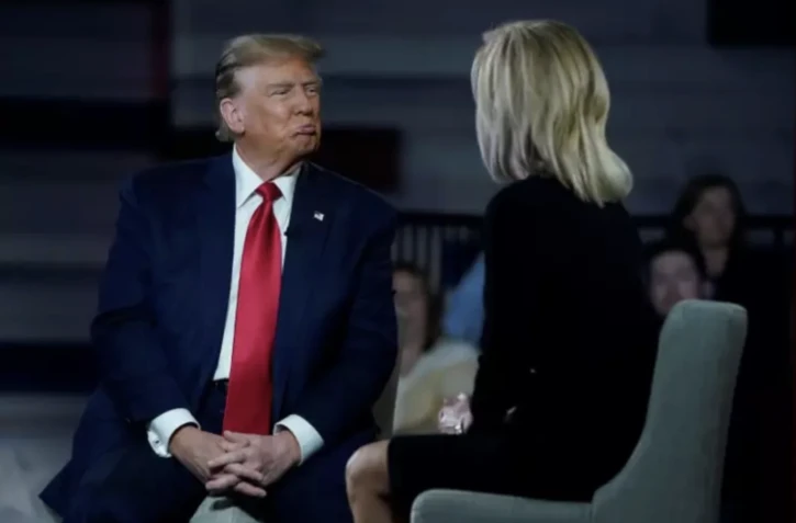 Donald Trump, interviewé par une journaliste de Fox News lors d'une réunion publique à Greenville, en Caroline du Sud, le 20 février 2024 ( AFP / TIMOTHY A. CLARY )