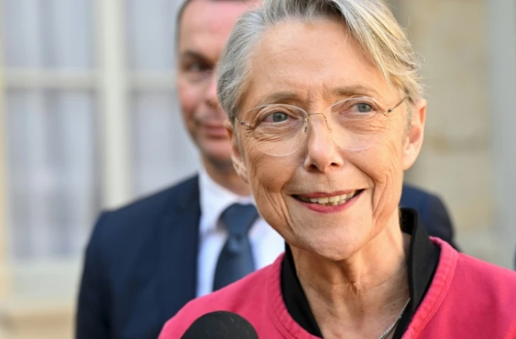 La Première ministre Elisabeth Borne et le ministre du Travail Olivier Dussopt à l'issue d'une réunion avec les représentants syndicaux à Matignon, le 5 avril 2023 à Paris