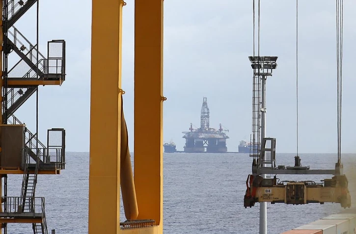 Une plate-forme pétrolière au large