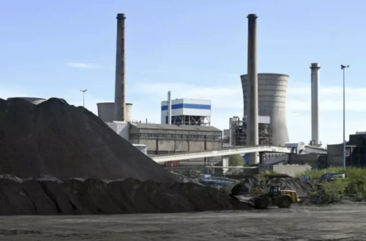 Des engins charrient du charbon à la centrale Emile-Huchet en vue de sa remise en service, le 12 septembre 2022 à Saint-Avold, en Moselle 