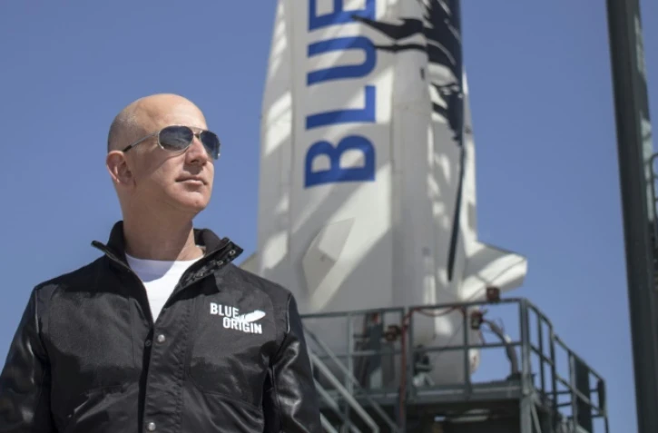 Le fondateur de Blue Origin Jeff Bezos devant la fusée New Shepard sur le site de lancement, le 24 avril 2015 au Texas 