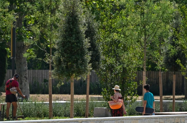 Un jardinier travaille dans le parc Blandan à Lyon le 24 juillet 2019