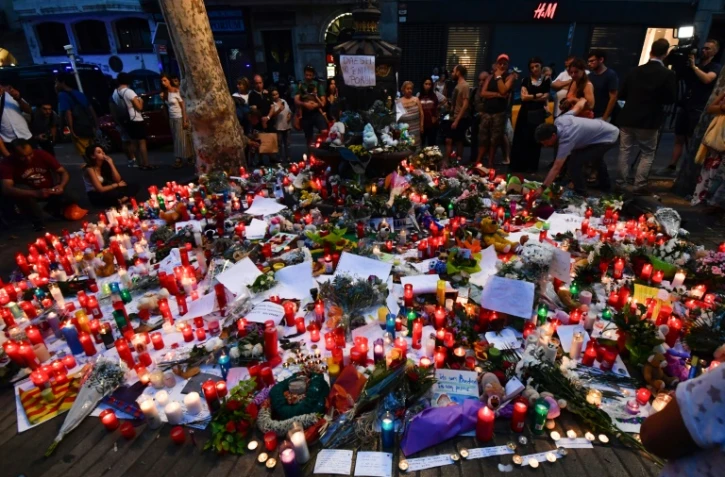 Des passants rendent hommage aux victimes de l'attentat sur les Ramblas à Barcelone, le 18 août 2017