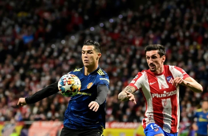 L'attaquant portugais de Manchester United, Cristiano Ronaldo, à la lutte avec le défenseur monténégrin de l'Atlético Madrid, Stefan Savic, lors du 8e de finale aller de la Ligue des Champions, le 23 février 2022 au Wanda Metropolitano Stadium