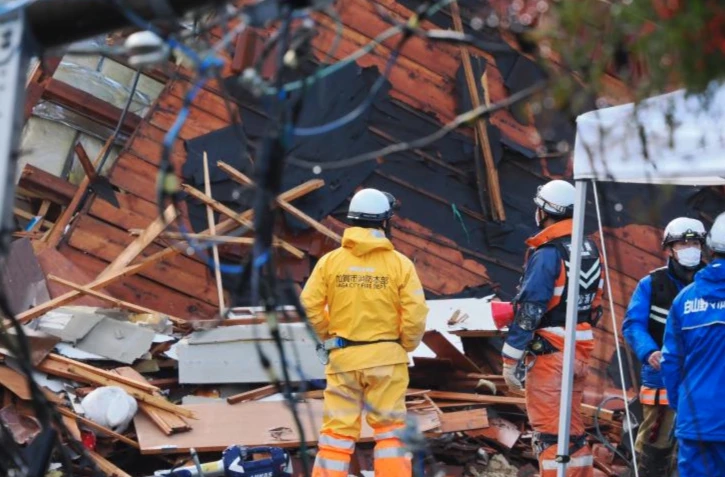 Des secouristes tentent de retrouver des personnes disparues à Anamizu au Japon le 6 janvier 2024 après le séisme du Nouvel An