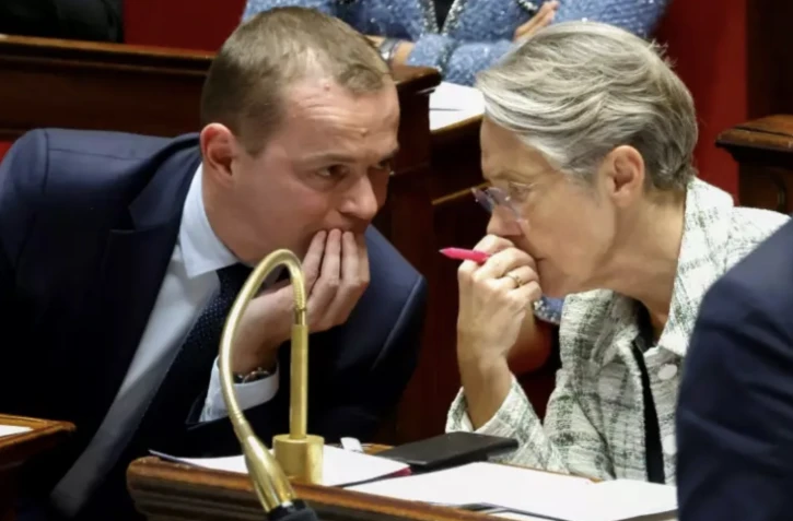 Le ministre du Travail Olivier Dussopt parle avec la Première ministre Elisabeth Borne le 14 novembre 2023 à l'Assemblée nationale à Paris ( AFP / Ludovic MARIN )