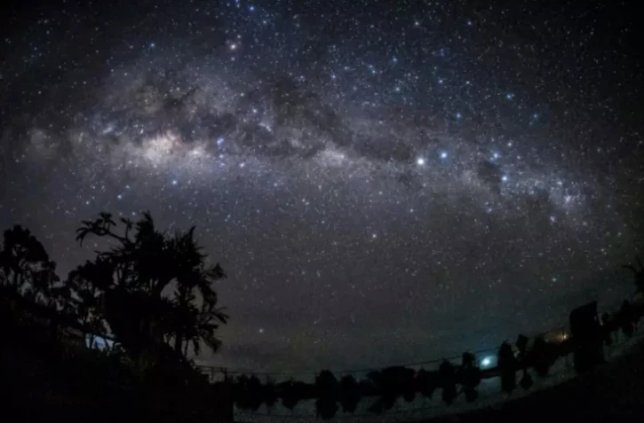 Photo de la voie lactée, prise depuis Badung, en Indonésie, le 23 mars 2023 ( AFP / DICKY BISINGLASI )