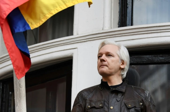 Le fondateur de Wikileaks Julian Assange au balcon de l'ambassade d'Equateur Ă Londres, le 19 mai 2017