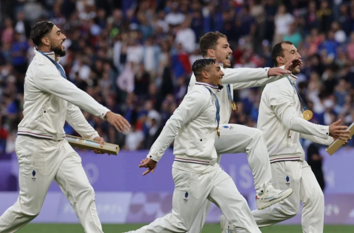 Rugby à 7 : la drôle de danse de Dupont et des Bleus pour célébrer leur médaille d'or
