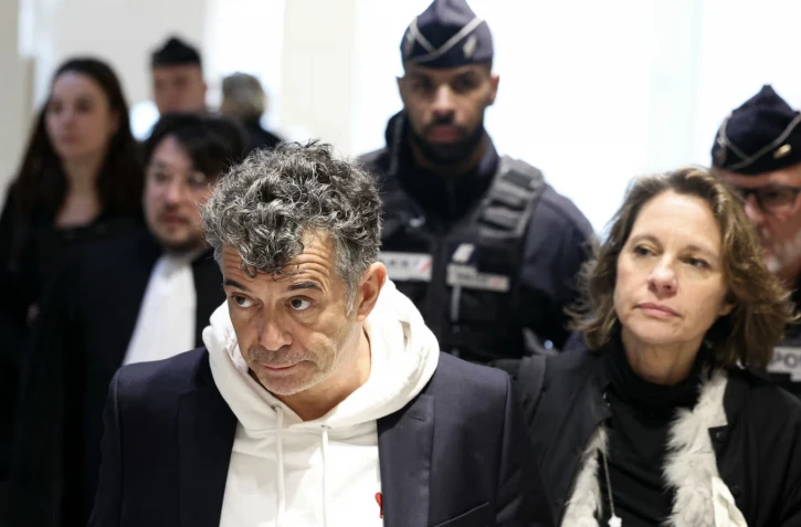 Stéphane Plaza et son avocate Hélène Plumet, au tribunal de Paris, le 18 février 2025. (ALAIN JOCARD / AFP)