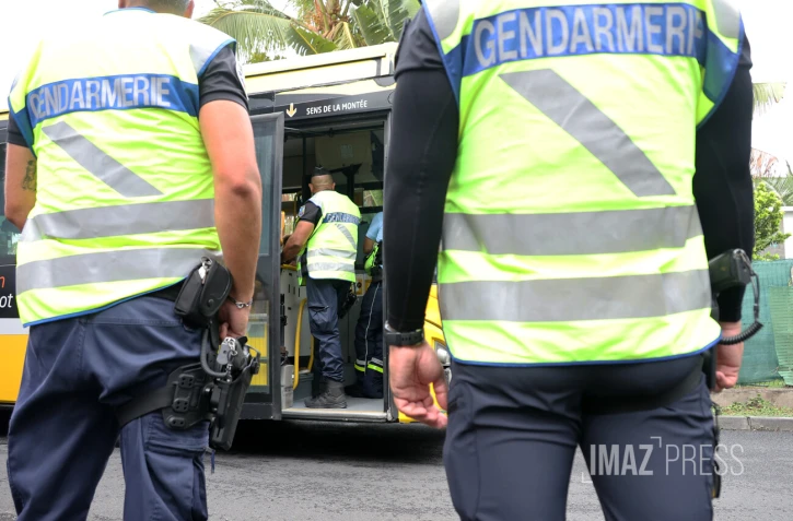 controle gendarmerie à la gare routière de saint-paul