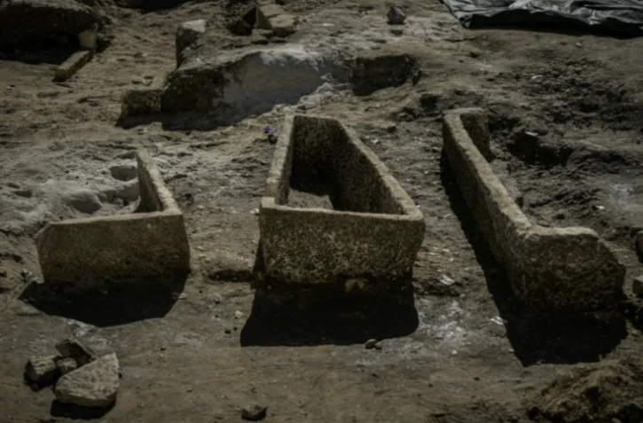 Une grande nécropole de l'époque mérovingienne, dotée d'une cinquantaine de sarcophages, a été exhumée à Bordeaux le 29 avril 2025 ( AFP / Philippe LOPEZ )