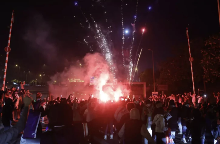  Des supporteurs bloquant une route près du Parc des Princes, Paris, 7 mai 225 © GEOFFROY VAN DER HASSELT / AFP 