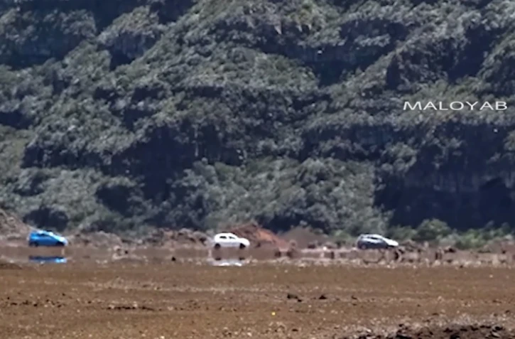 Plaine des Sables : le reflet des voitures apparaît... sur un sol totalement sec