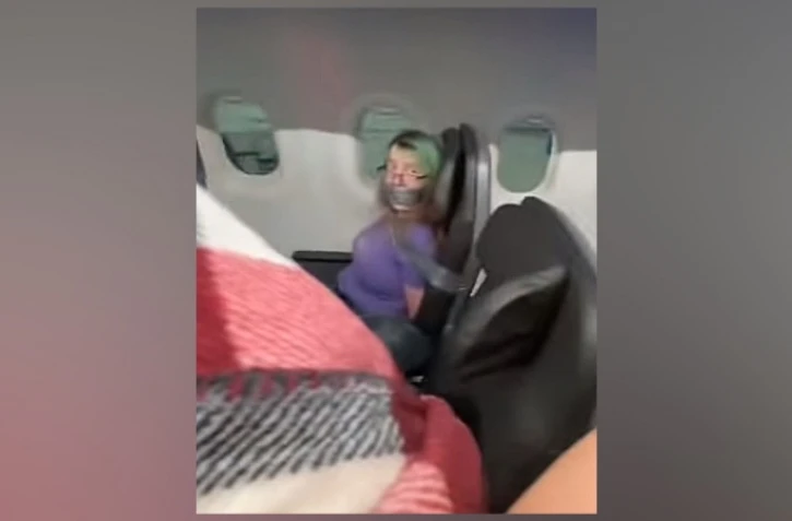 Une passagère scotchée à son siège après avoir tenté de sortir de l'avion en plein vol 