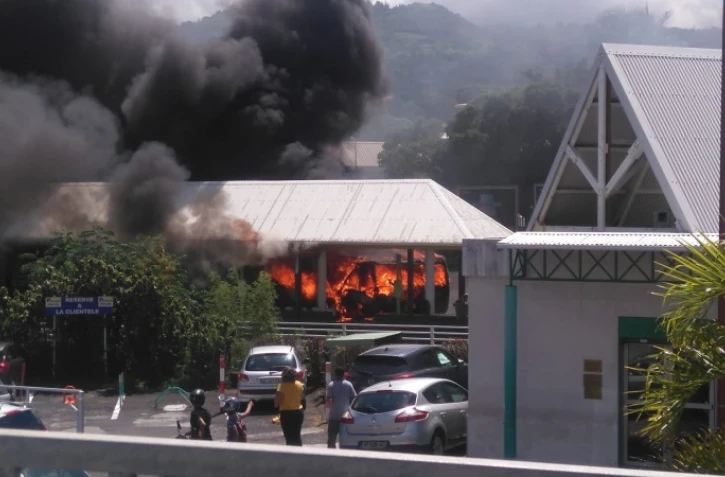 incendie, car jaune, feu, flammes, gare, Saint-Joseph