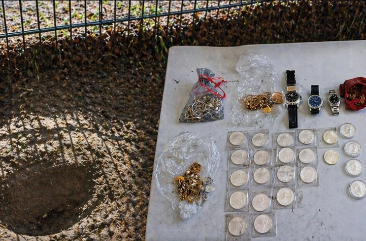 Bijoux, montres de luxe… un enfant découvre un trésor caché dans une aire de jeux à Berlin