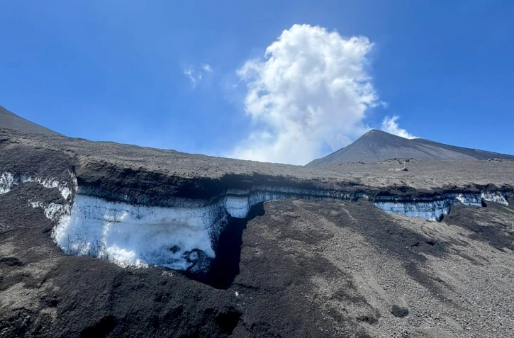 Italie : l'Etna continue de cracher un énorme panache de cendres et de gaz